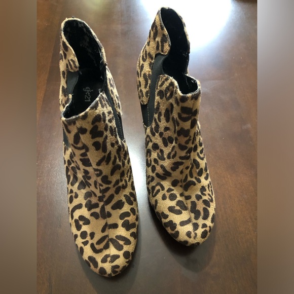 G 21 Faux Suede Bootie. Black / Leopard. Size 8 - Picture 1 of 5